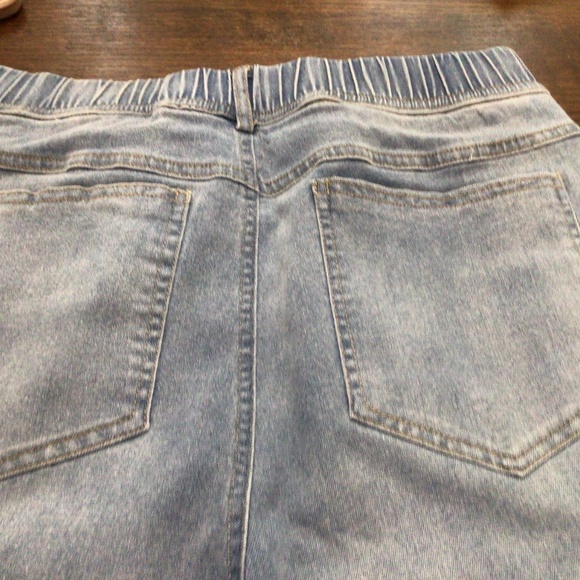 CG hombre colored jeans. Size medium. Elastic waist band. - Picture 5 of 8